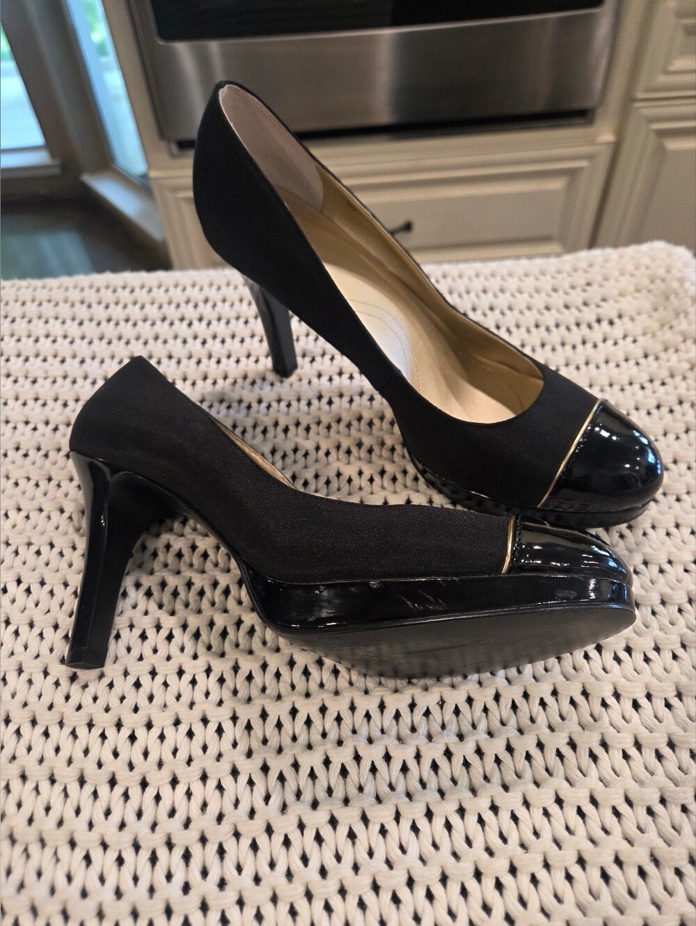 Tahari, Laurie Black Gosgrain Patent Cap Toe Platform Pump Heels Size 8 Medium